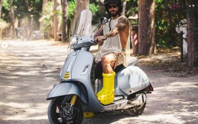 Maluma recibe críticas por presumir sus botas amarillas