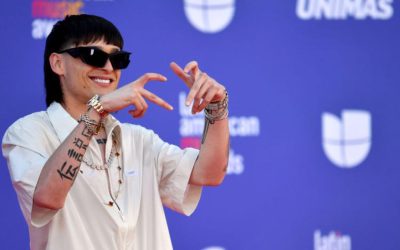 Peso Pluma expone al máximo el regional mexicano.