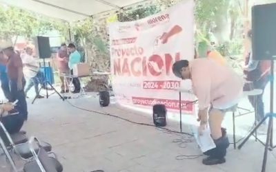 Diputado se viraliza por que se le ‘’caen los pantalones’’ en pleno discurso.
