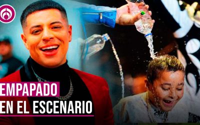 ¡Empapado! Grupo firme festeja cumpleaños de un pequeño fan en pleno escenario.