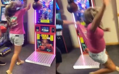 Se noquea a sí misma en un juego mecánico.