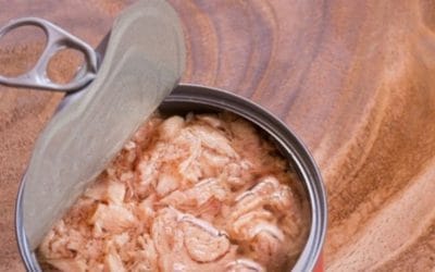 Hombre come solo atún en lata y las mujeres lo rechazan por su aroma