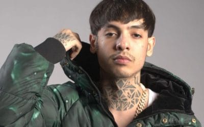 Natanael Cano presume pacas de dinero en sus redes sociales.