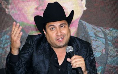 Este pequeño loro se viralizo por cantar las canciones de Julion Alvares haciéndole competencia.