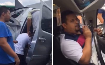 Estoy bien, bien atravesado, después de un aparatoso accidente fue lo que dijo un hombre atrapado en su auto.