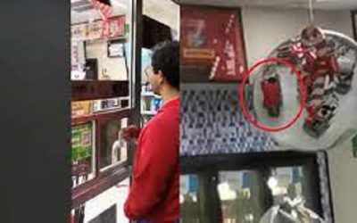 Un trabajador de oxxo decidió esconderse detrás de un anaquel para no atender a los clientes. VIDEO