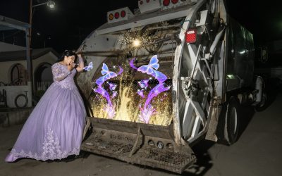 Quinceañera se toma fotos en el camión de basura donde su papá trabaja