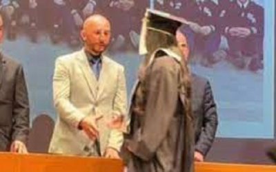 Joven deja expuesto a un profesor negándole el saludo al recibir su diploma de graduación. ¡Lo dejo con la mano estirada!