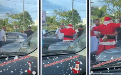 Santa Claus al RESCATE evita pelea entre dos automovilistas con el espíritu navideño. VIDEO