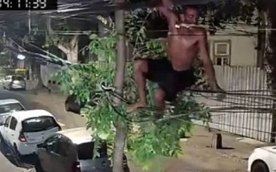 Un ladrón fue captado robando cables de luz pero no esperaba que terminaría en el piso.