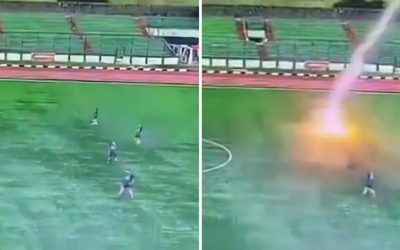 Un jugador de futbol murió en la cancha porque le cayo un rayo mientras disputaba un partido amistoso. VID