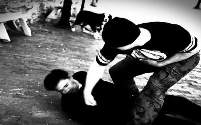 Dos hombres pasaron de los golpes al baile para evitar ser arrestados por la policía. VIDEO