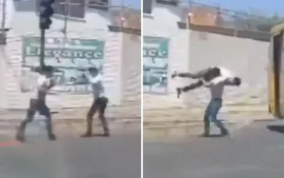 Lucha libre en la vía publica: Un chofer de transporte publico aplico la voladora por que le iban robando el pasaje. VIDEO