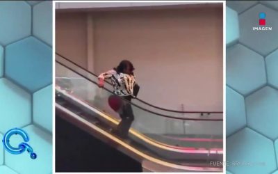 Mujer cae, cae y no deja de caer por una escalera eléctrica. VIDEO, no vas a parar de reír.