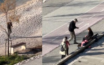 Su esposa no puede caminar y él le lleva agua de mar