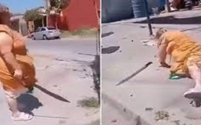 ¡Karma instantáneo! Mujer agrede con un machete a trabajadores de la luz pero termina con el brazo fracturado. VIDEO