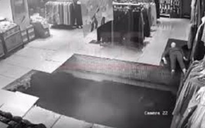 ¡Se los trago el piso! Una mujer y un trabajador quedaron atrapados después de que se desplomara el piso bajo sus pies. VIDEO