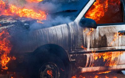 Hombres de la CFE salvan su vida de auto en llamas en el Estado de México: VIDEO