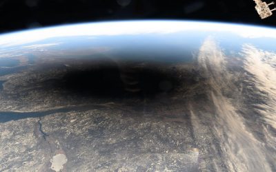 Desde el espacio: Así se vio la sombra de la luna sobre la tierra durante el eclipse. VIDEO