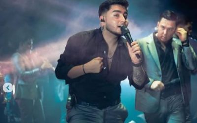 El vocalista de la Arrolladora Banda el Limón, Julio Haro, sufre una aparatosa caída en el escenario. VIDEO