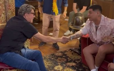 Eduin Caz se reúne con empresario hotelero para pactar que la banda pueda seguir en las playas de Mazatlán.