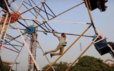 ¡Pánico en la rueda de la fortuna! Cayeron de cabeza en una feria de la India. VIDEO