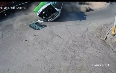 Autobús de pasajeros intenta ganarle el paso a tren, una persona pierde la vida y hay 5 lesionados