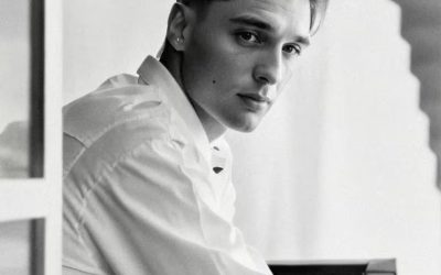 PESO PLUMA, ¿ESTRENA LOOK?