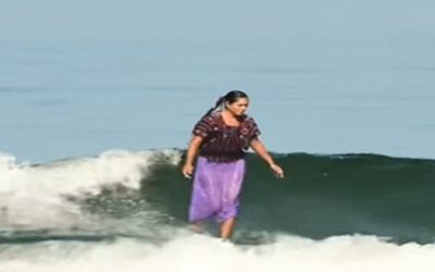 Surfista mexicana capta la atención de internet al surfear portando un huipil tradicional. VIDEO
