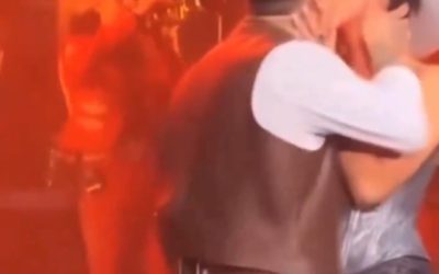 Ángela Aguilar y Nodal, ¡se besan en público! VIDEO