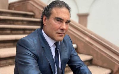 Eduardo Yáñez agrede y roba el teléfono de una reportera