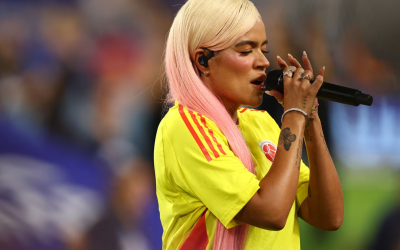 Karol G recibe fuertes críticas tras interpretar el himno de Colombia en la final de la Copa América.