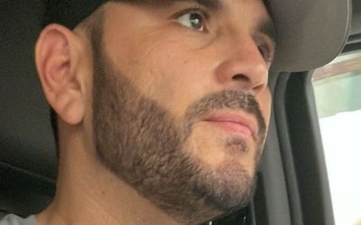 El Komander sufre tras no trae dinero para pagar su café ¡quedó debiendo!