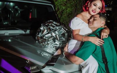 Eduin Caz le regala una camioneta de lujo a su esposa por su cumpleaños número 30