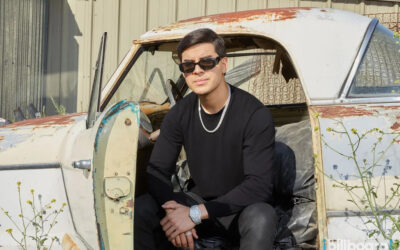 Moisés López de Fuerza Regida recibe un botellazo en el rostro.