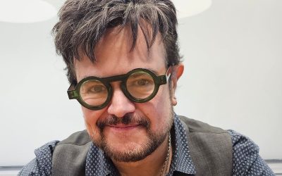 Aleks Syntek aparece sin cabello y anuncia la rifa de su «peluquín»