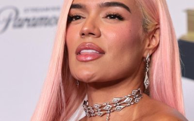 ¡Karol G en medio de la polémica! PETA Latino la crítica por usar plumas en su vestuario