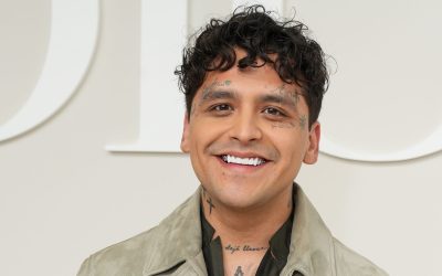 ¡Christian Nodal sorprende con nuevos tatuajes! Mientras borra los de su rostro, presume diseños en la espalda