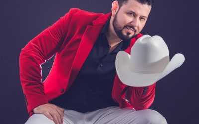 ¡Como Chalino Sánchez! Roberto Tapia recibe misterioso papelito en pleno concierto y desata preocupación